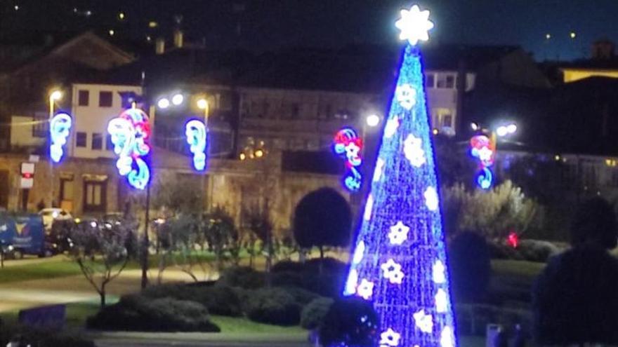 Villaviciosa enciende la Navidad: así es el alumbrado con "photocoll" de la capital del concejo