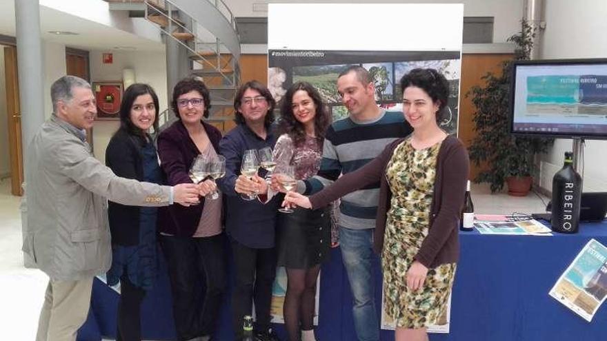 Brindis de las bodegas que participarán en el festival. // FdV