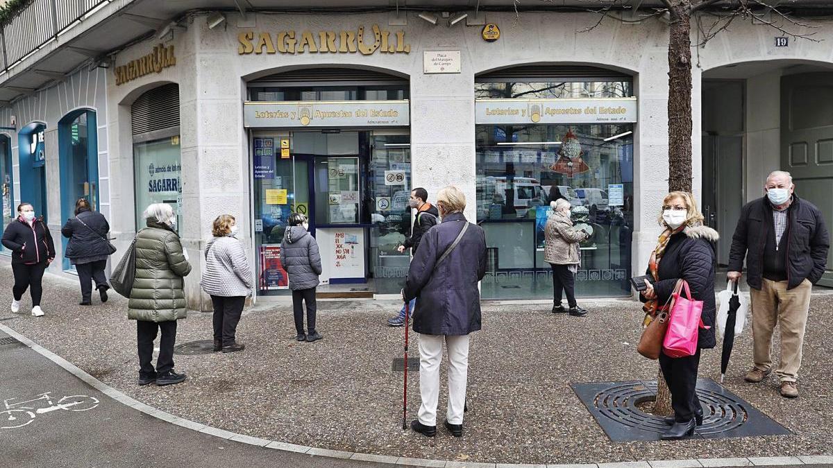 Cues a l&#039;administració Sagarrull de Girona per adquirir loteria, pocs dies abans del sorteig de Nadal.