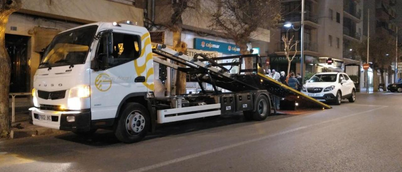 La grúa municipal remolca un vehículo en pleno centro de Sant Joan.