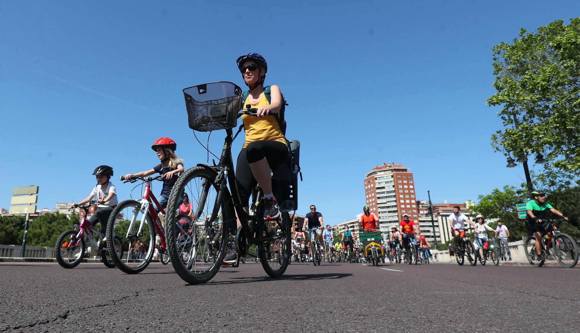 Búscate en la València Bike Parade