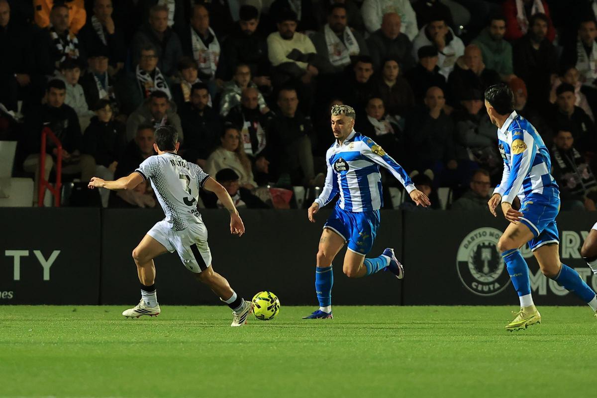 Ximo Navarro y Cristian Herrera encaran a Matos en el Ceuta-Dépor