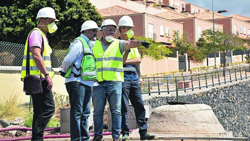 Un momento de la visita del alcalde y los concejales a los trabajos.