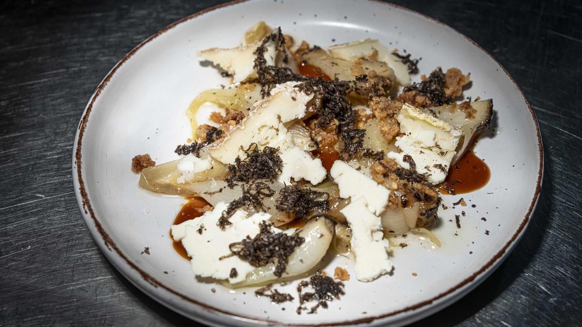 La versión de la 'tatin' de Atipical, con cebolla a la brasa y 'crumble' de avellana.