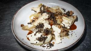 La versión de la tatin de Atipical, con cebolla a la brasa y crumble de avellana.