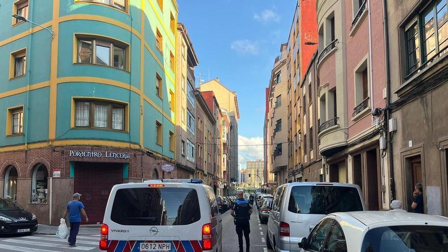 Grave accidente en Gijón: Una UVI evacua una mujer al HUCA tras sufrir un atropello de un patinete