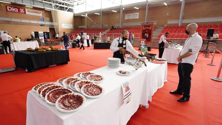 Hoy sábado continúan las degustaciones de jamón en el pabellón de Villanueva de Córdoba.