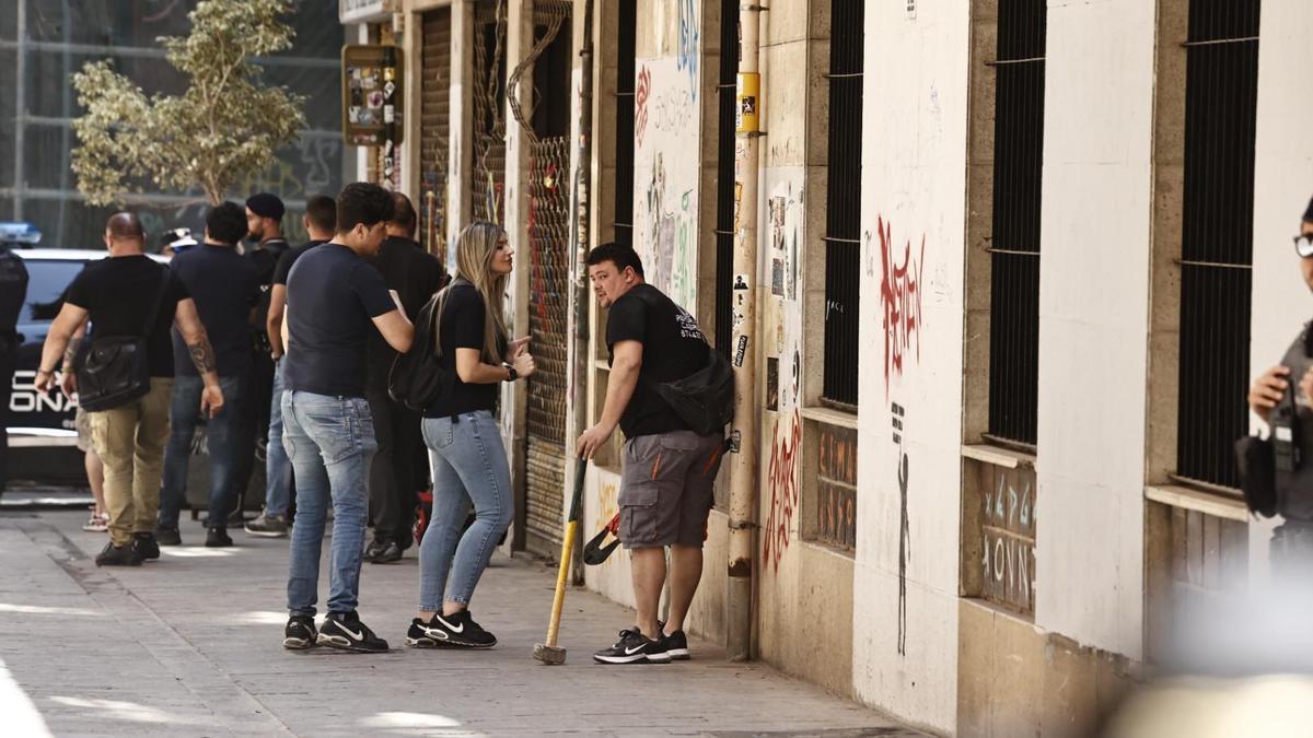 Los miembros de Desokupa se retiran del centro social okupado en València