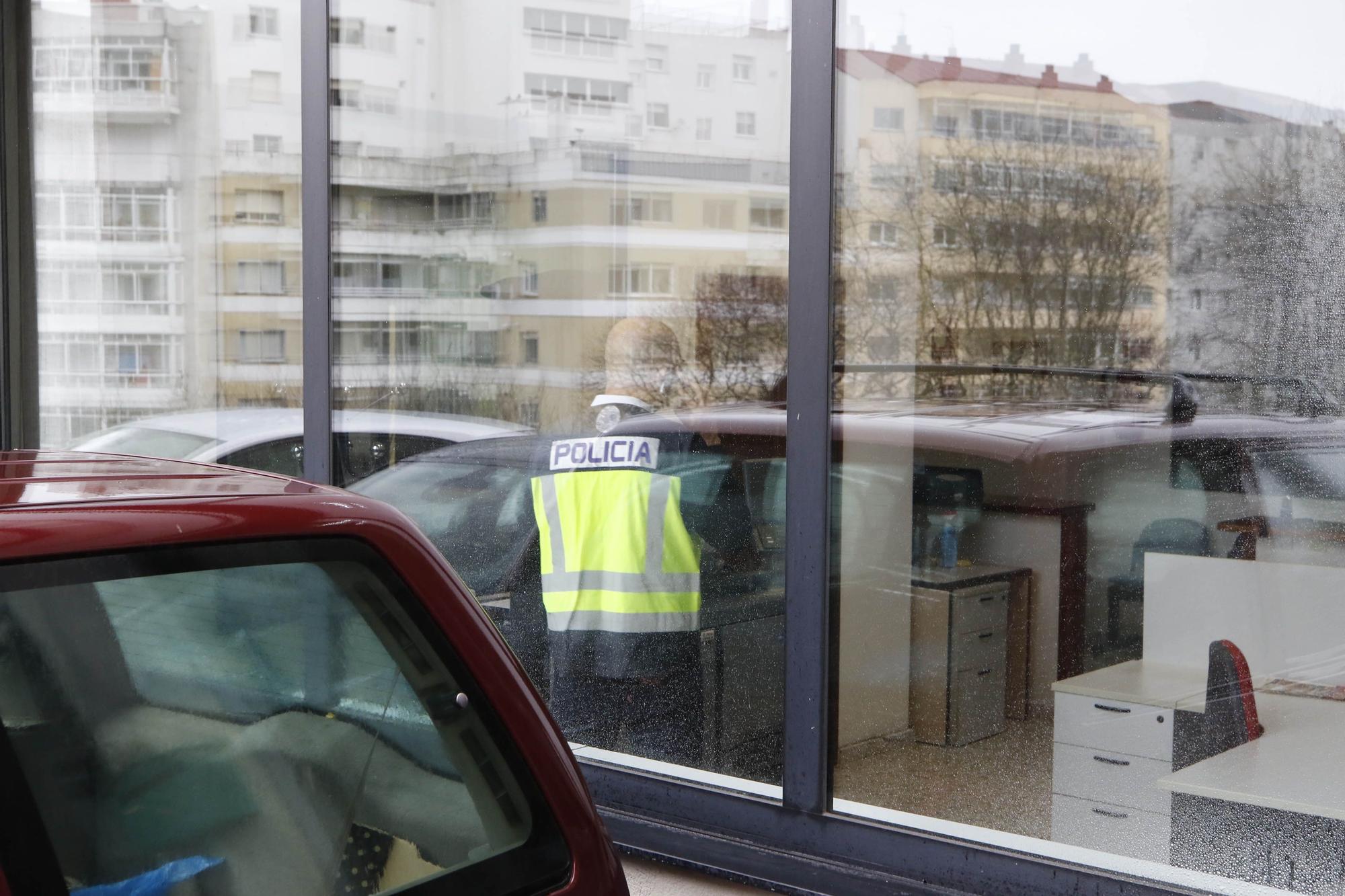 Salida de los detenidos tras el registro en la sede viguesa del Colegio de Enfermería