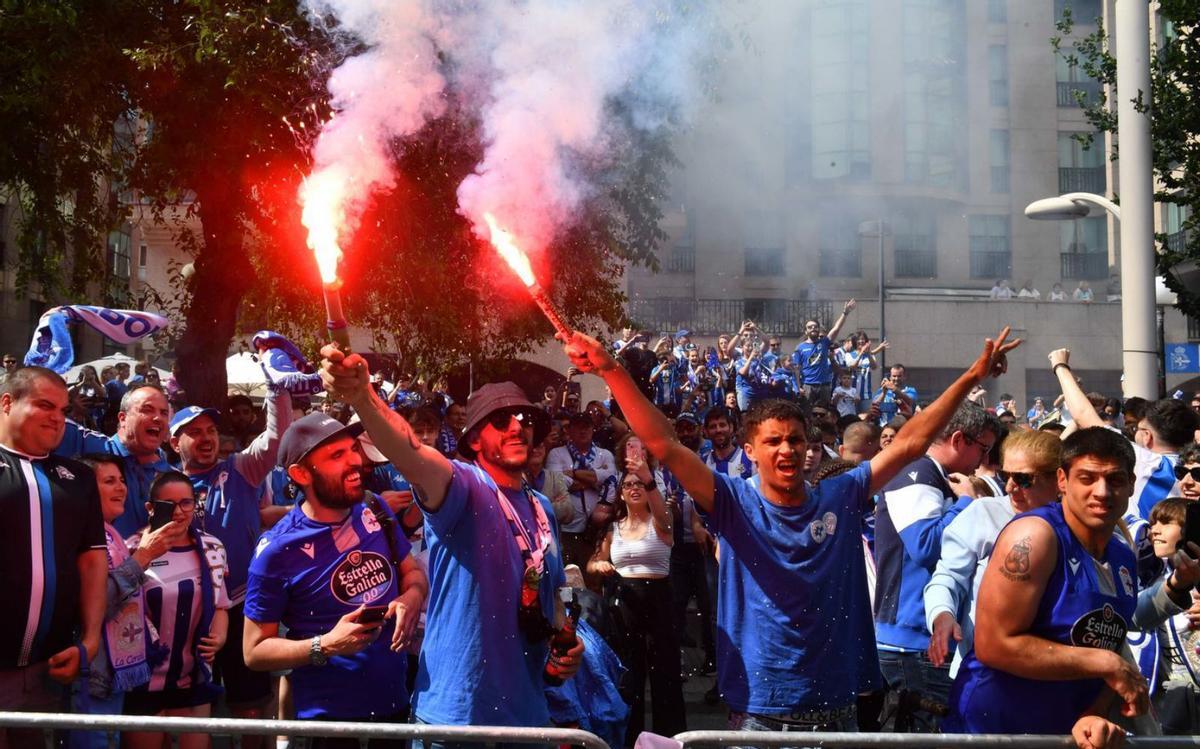 Una gran marea azul llena Riazor de esperanza | V. ECHAVE