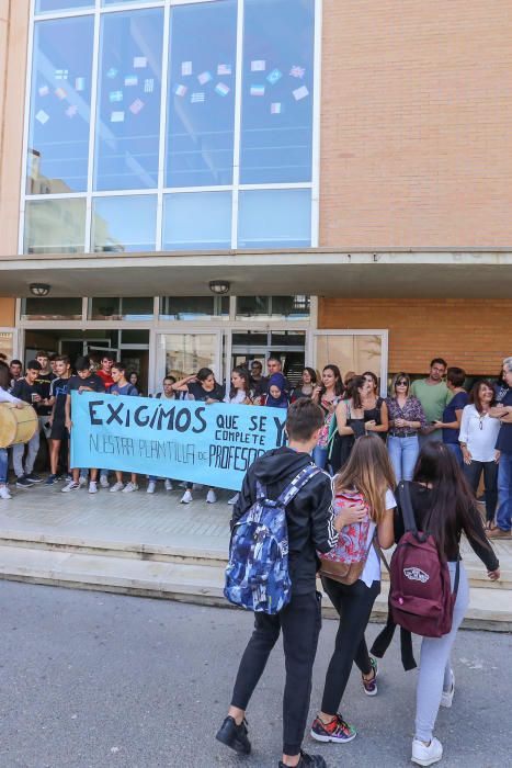 Protesta de profesores, padres y alumnos del IES Les Dunes para pedir un profesor, en una plaza que está vacante desde que comenzó el curso