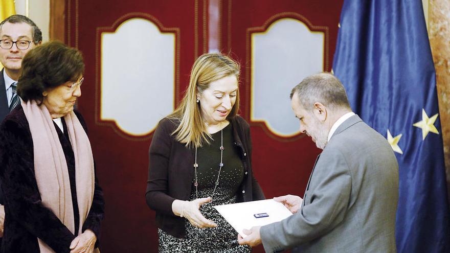 El Defensor en funciones entrega el informe a la presidenta del Congreso, Ana Pastor. // Óscar del Pozo