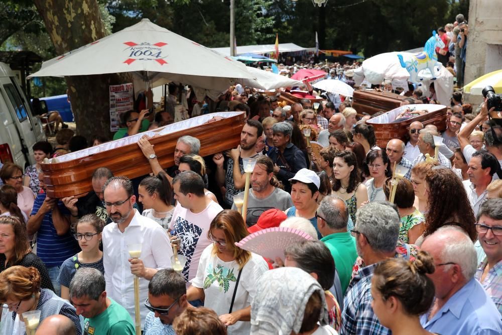 Una decena de personas desfilaron dentro de un ataúd en As Neves para dar gracias por "volver de entre los muertos".