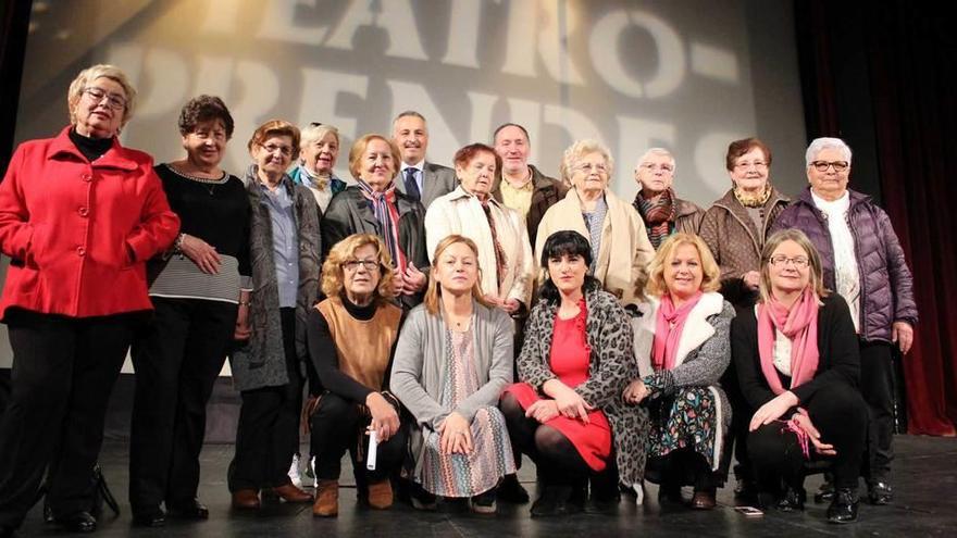 Foto de familia del grupo &quot;Les Ayalgues&quot;, acompañado por su directora, Gemma de Luis, el director del Teatro Prendes, Alain Fernández, el dramaturgo José Ramón Oliva y la concejala de Cultura de Carreño, Cecilia Tascón.