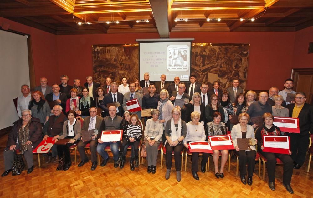 La Cambra premia 15 negocis gironins per la seva antiguitat