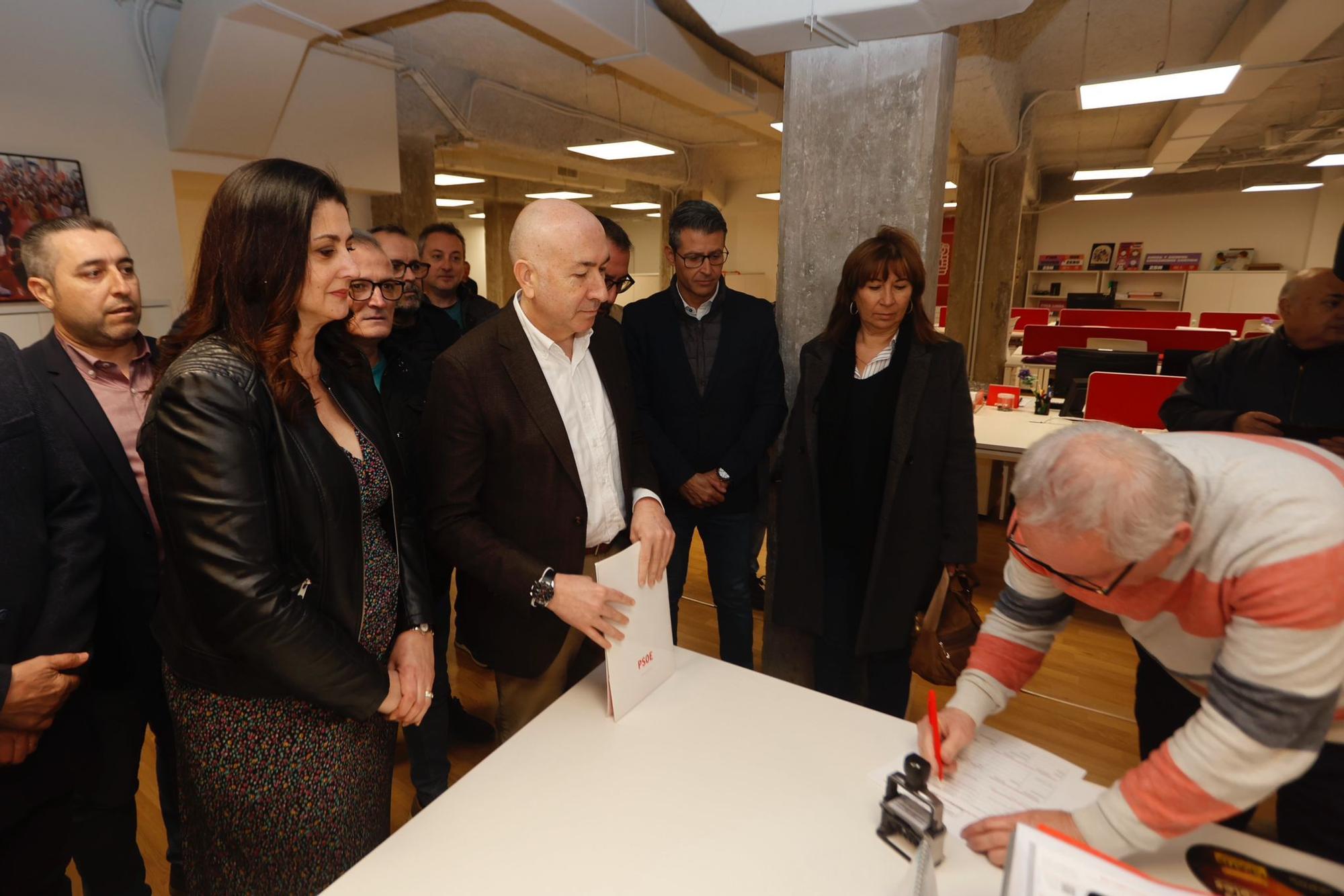 Alejandro Soler entrega la documentación para presentar su precandidatura a las primarias del PSPV-PSOE