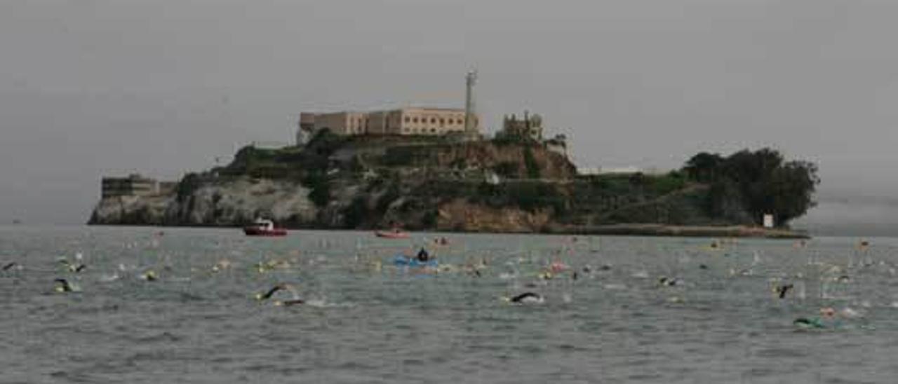 Ana Villanueva, en un entrenamiento en aguas del puerto gijonés.