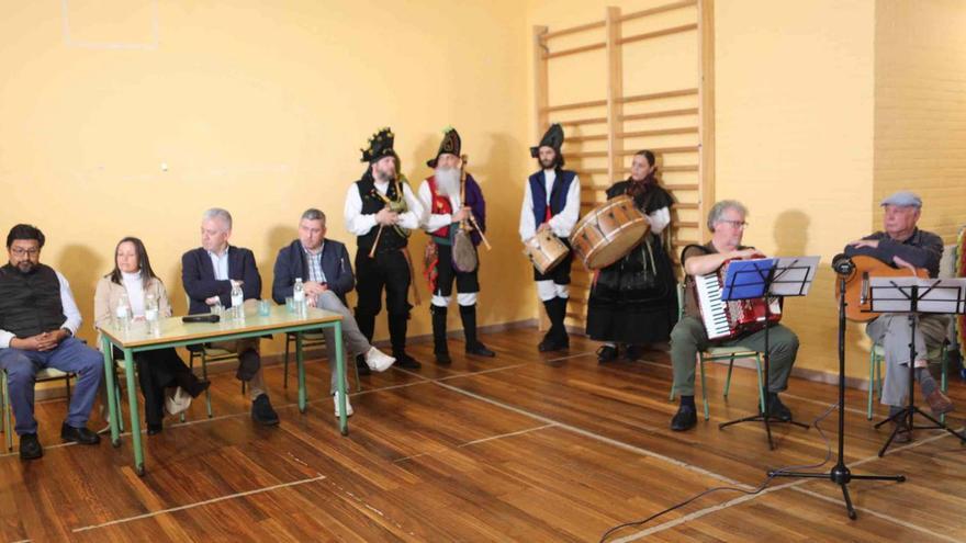 Arriba, o acto no colexio. Á esquerda,os gaiteiros. | Bernabé/ Ángel Abeledo