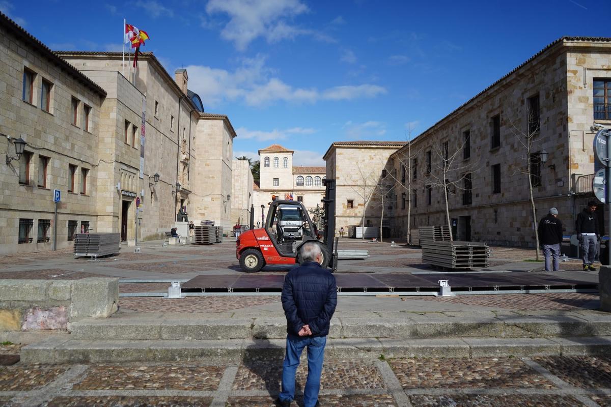 Montaje de la carpa para los pasos de Semana Santa