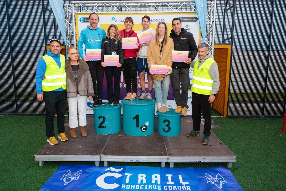 El podio general de la categoría absoluta del Trail Bombeiros Coruña.