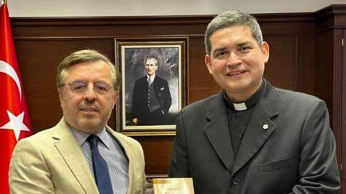 Monseñor Fernández González, a la derecha, junto a un diplomático turco.