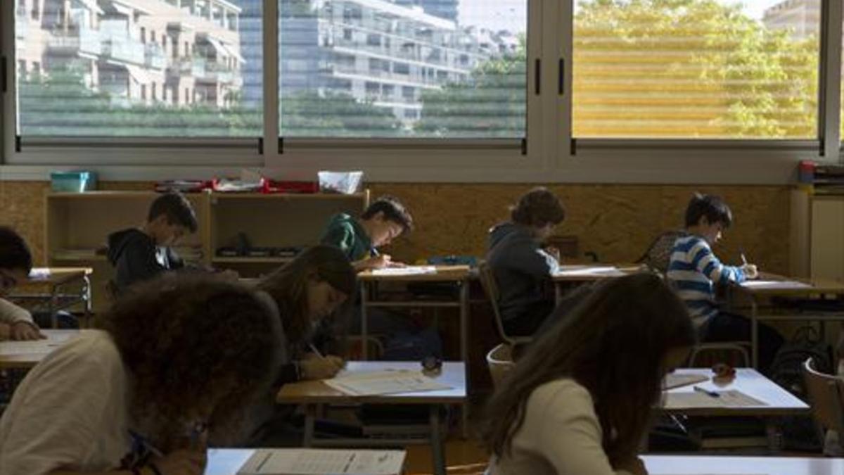 Alumnos de sexto del colegio Pere IV, ayer, durante las pruebas de competencias básicas.