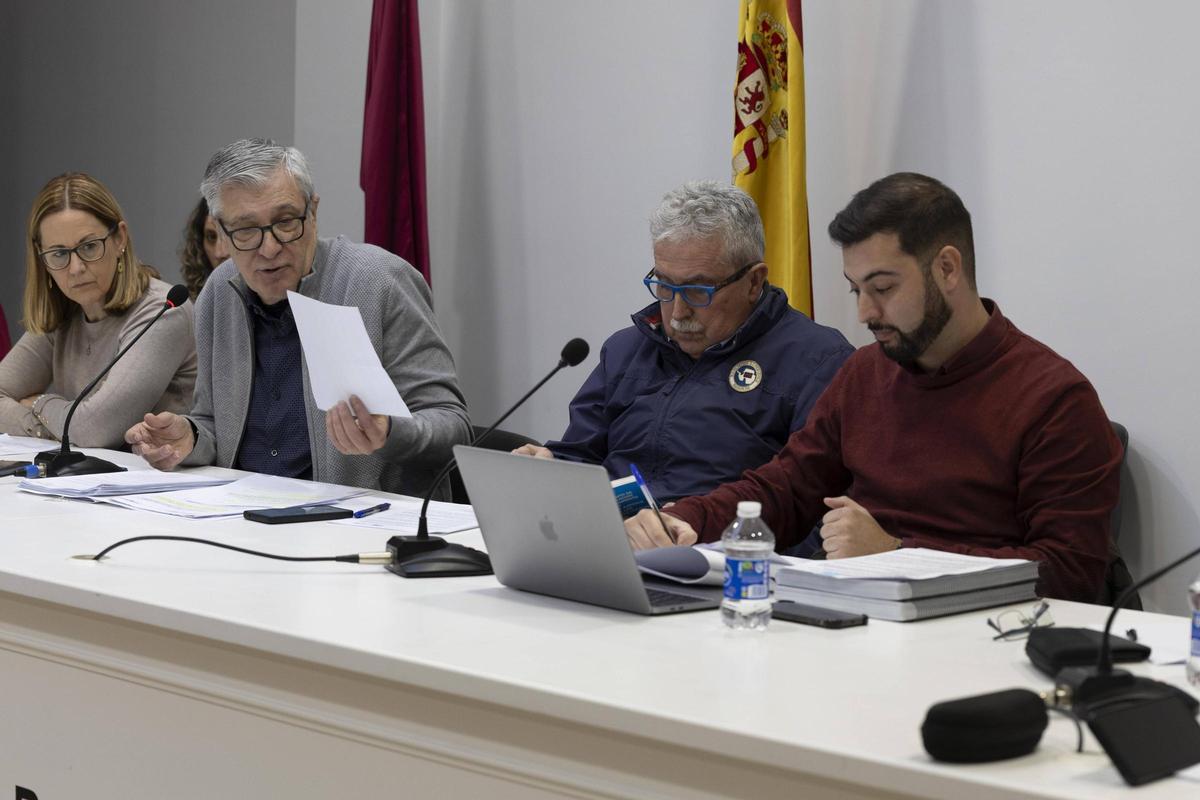 El alcalde, Vicent Gomar, interviene en el pleno de la Pobla del Duc de este jueves.