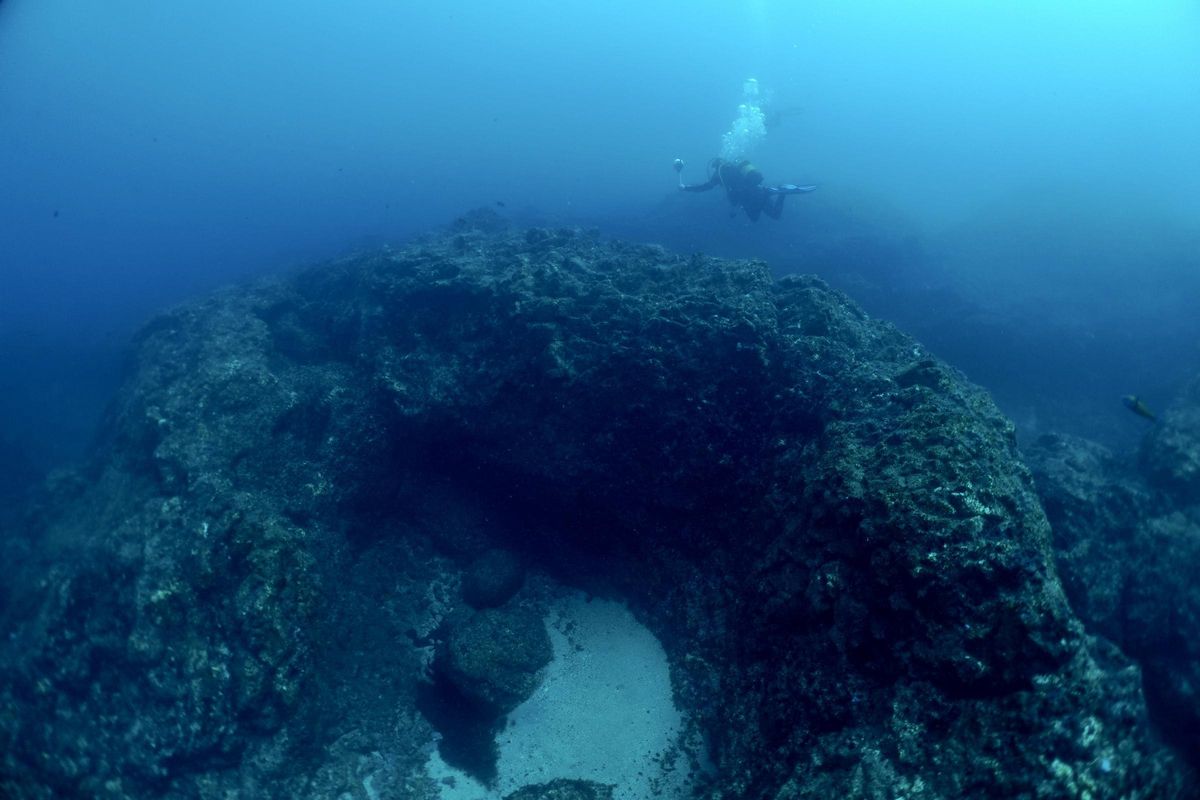 Un buceador sobre una cueva en los fondos marinos de San Juan de la Rambla
