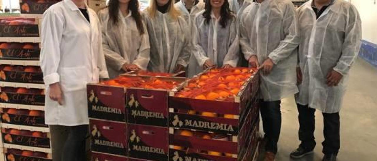 Hoyo con dirigentes del PP, ayer en un almacén hortofrutícola.