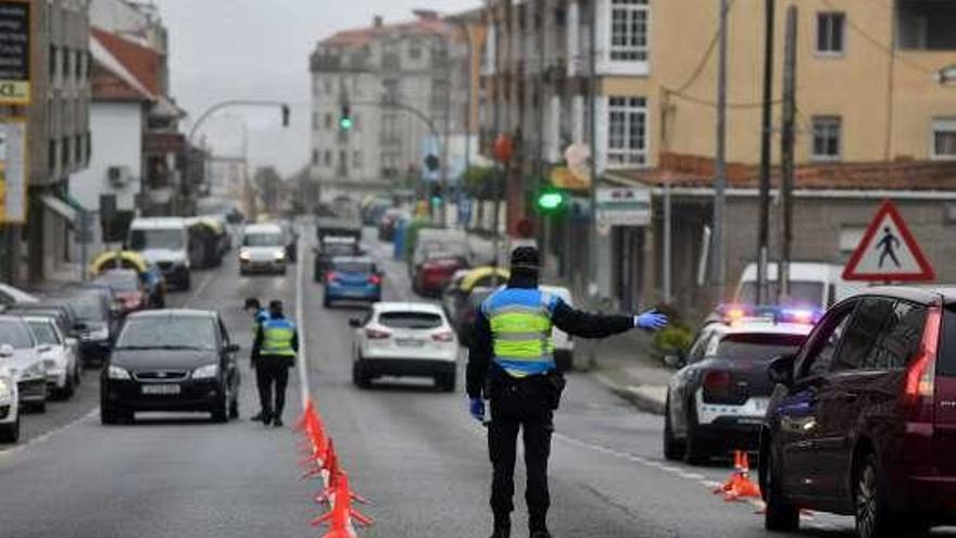 Control de la Policía Local ayer mismo en Poio. // Gustavo Santos