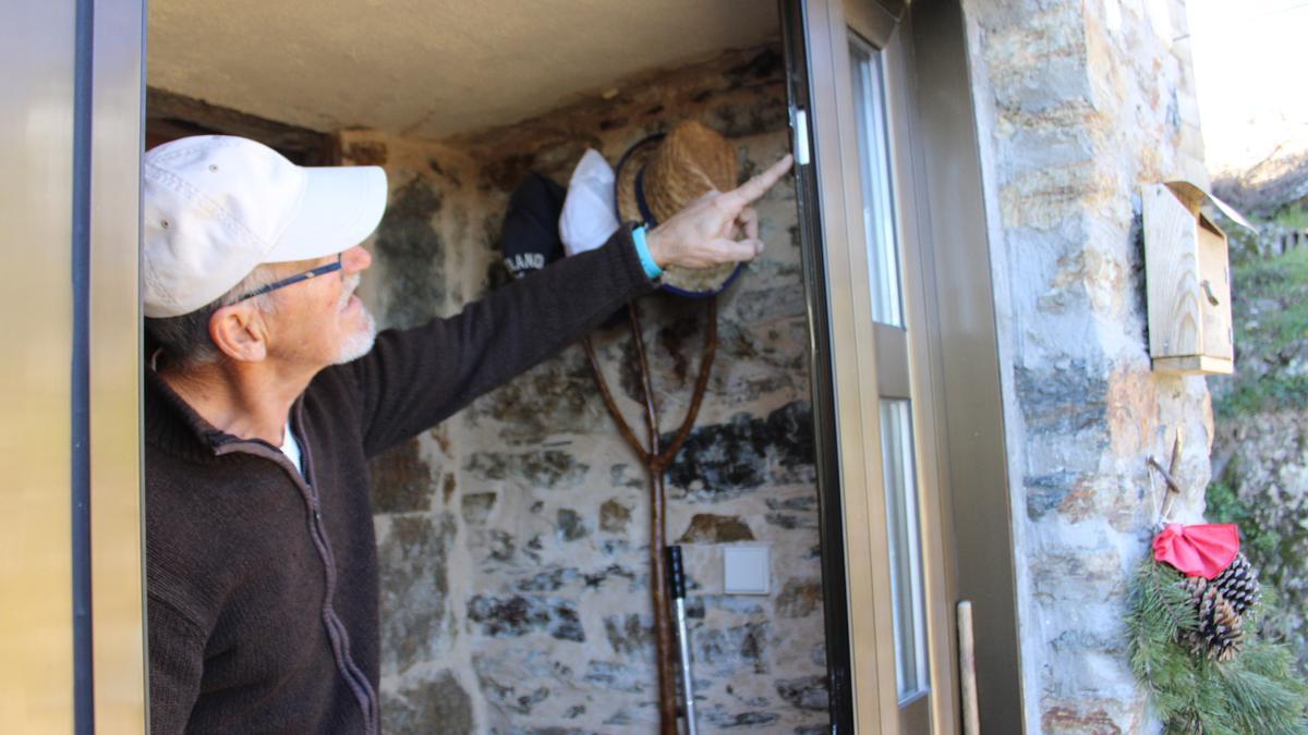 Un vecino muestra la cerradura tras el robo en una vivienda de Santa Cruz de Abranes