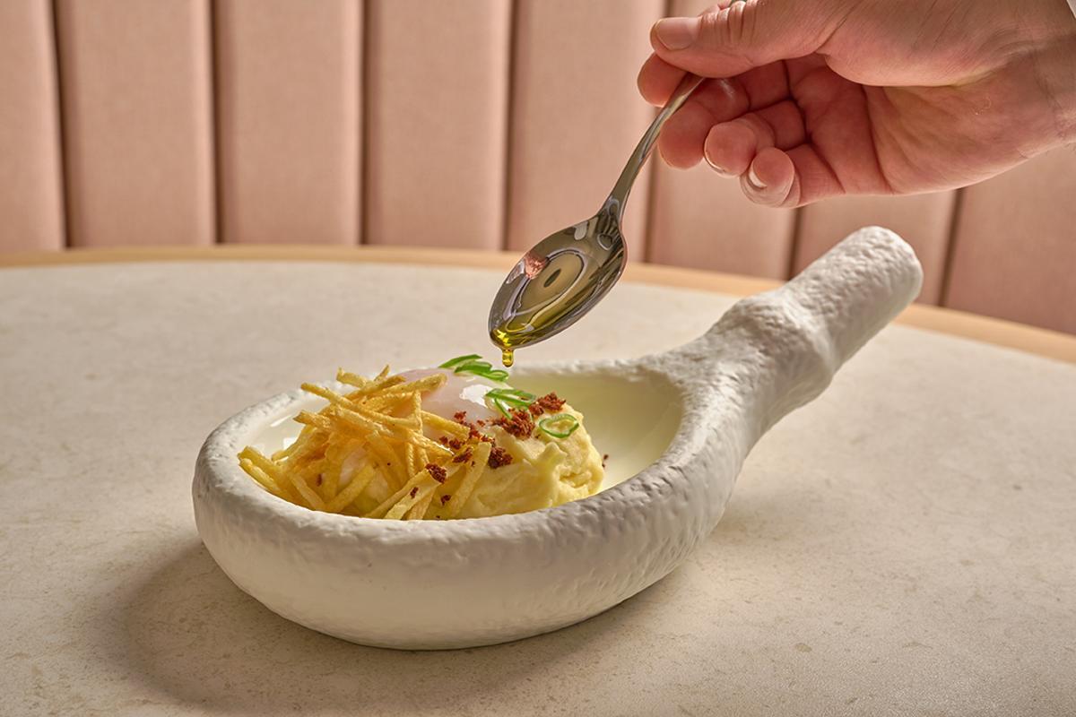 Disfruta de la gastronomía mediterránea en Calma Beach Club, con platos frescos, producto local.