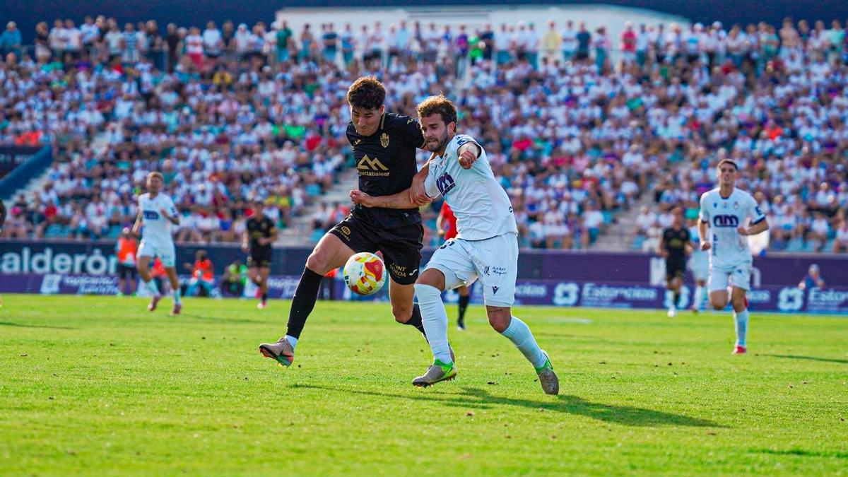 Tovar conduce el balón presionado por un rival.
