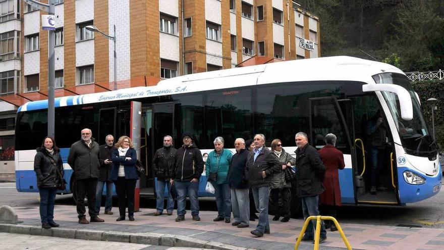 Miembros de la plataforma, ayer, antes de salir hacia Oviedo en un autobús de Emutsa.