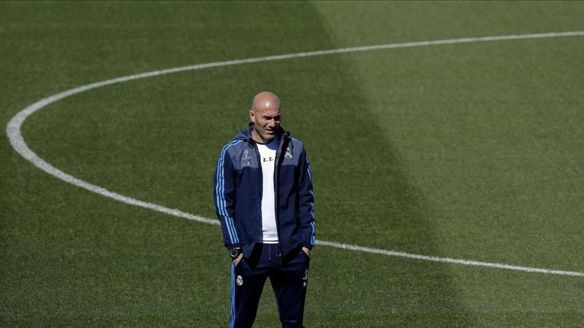 Zinedine Zidane, durante un entrenamiento del Madrid en Valdebebas