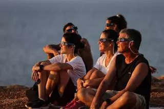 Galería: todas las imágenes del eclipse en Sant Joan