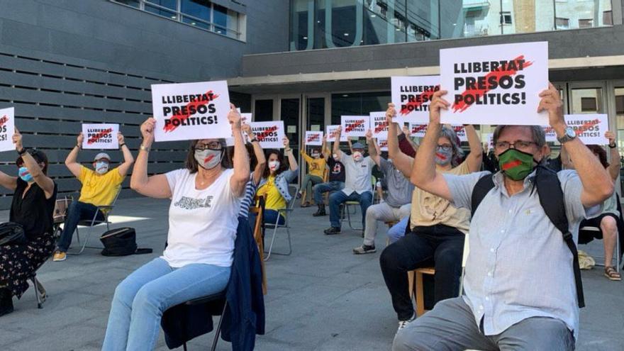 Una vintena de persones van demanar llibertat per als presos davant l&#039;edifici dels Jutjats |