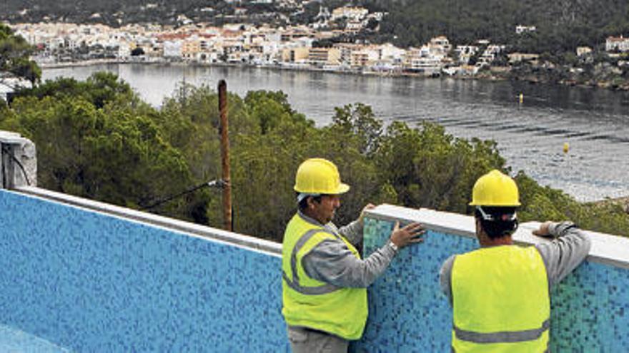 Arbeiten an einem Pool in Port d´Andratx vergangene Woche: Hier im Südwesten Mallorcas wird derzeit am meisten gebaut - vor allem Luxus-Immobilien für Ausländer.