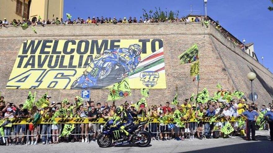 Rossi calienta Misano paseando con su Yamaha por Tavullia