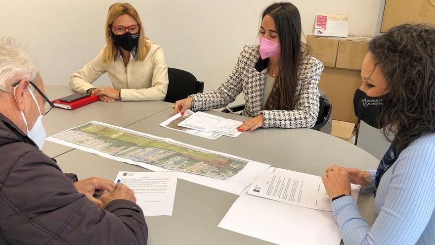 La alcaldesa de Almassora, Merche Galí, ha firmado el acuerdo de compra de las primeras parcelas para la adquisición de suelo que dará paso a la futura pantalla verde del Serrallo