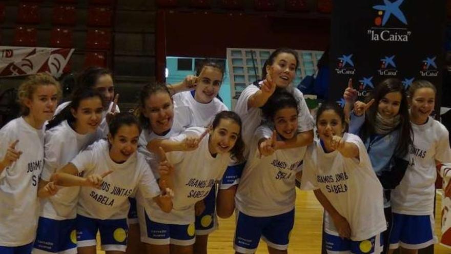 Las jugadoras del Carmelitas celebran el triunfo en la Copa Galicia. // FdV