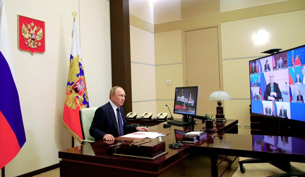 El presidente ruso, Vladimir Putin, durante un encuentro telemático con miembros del Consejo de Seguridad, en su residencia a las afueras de Moscú.