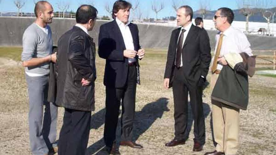 José Ramón Lete, ayer, visita el velódromo de Pontellas junto al alcalde y otros concejales.