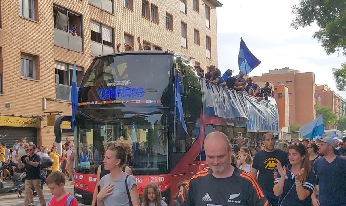 La Santboiana se paseó por las calles en una autobús descapotable