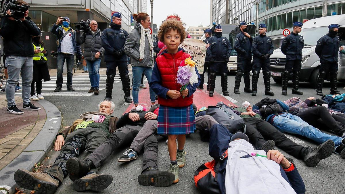 Miembros del grupo de acción climática Extinction Rebellion, durante una protesta en Bruselas en 2021.