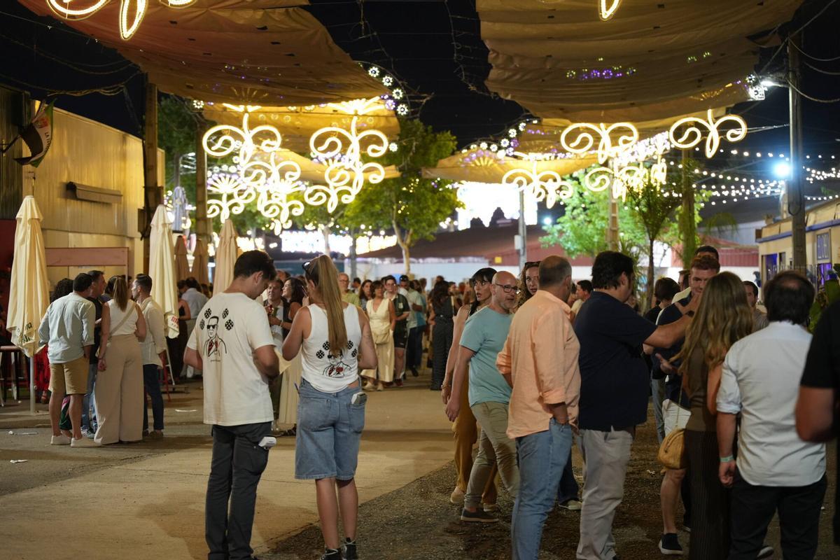 El ambiente del último viernes de la Feria de San Juan de Badajoz: encuéntrate en las fotos