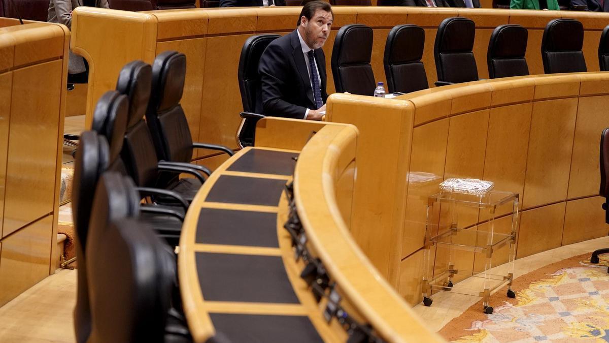 Óscar Puente, durante la primera comparecencia en el Senado para hablar de Adamuz y Rodalies, a finales de enero.