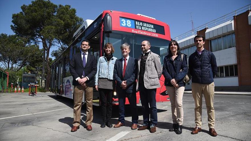 El alcalde se exhibe con el director de Avanza en plena huelga del bus