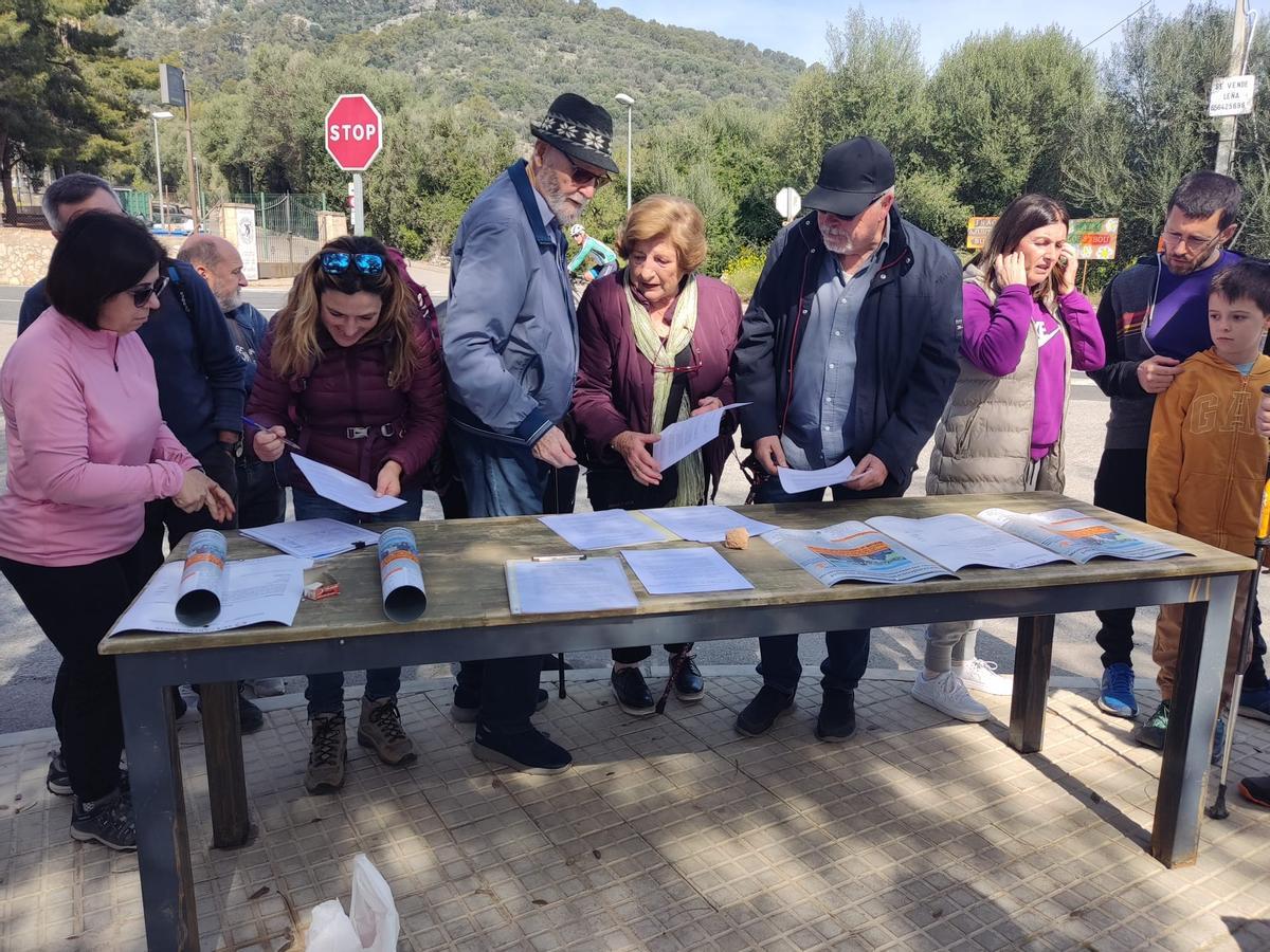 Los vecinos y vecinas han firmado a favor de la apertura del camino público.