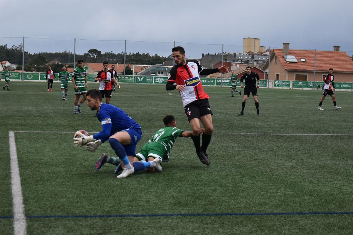 Manu Táboas se hace con el balón ante un rival y Martín Sánchez.